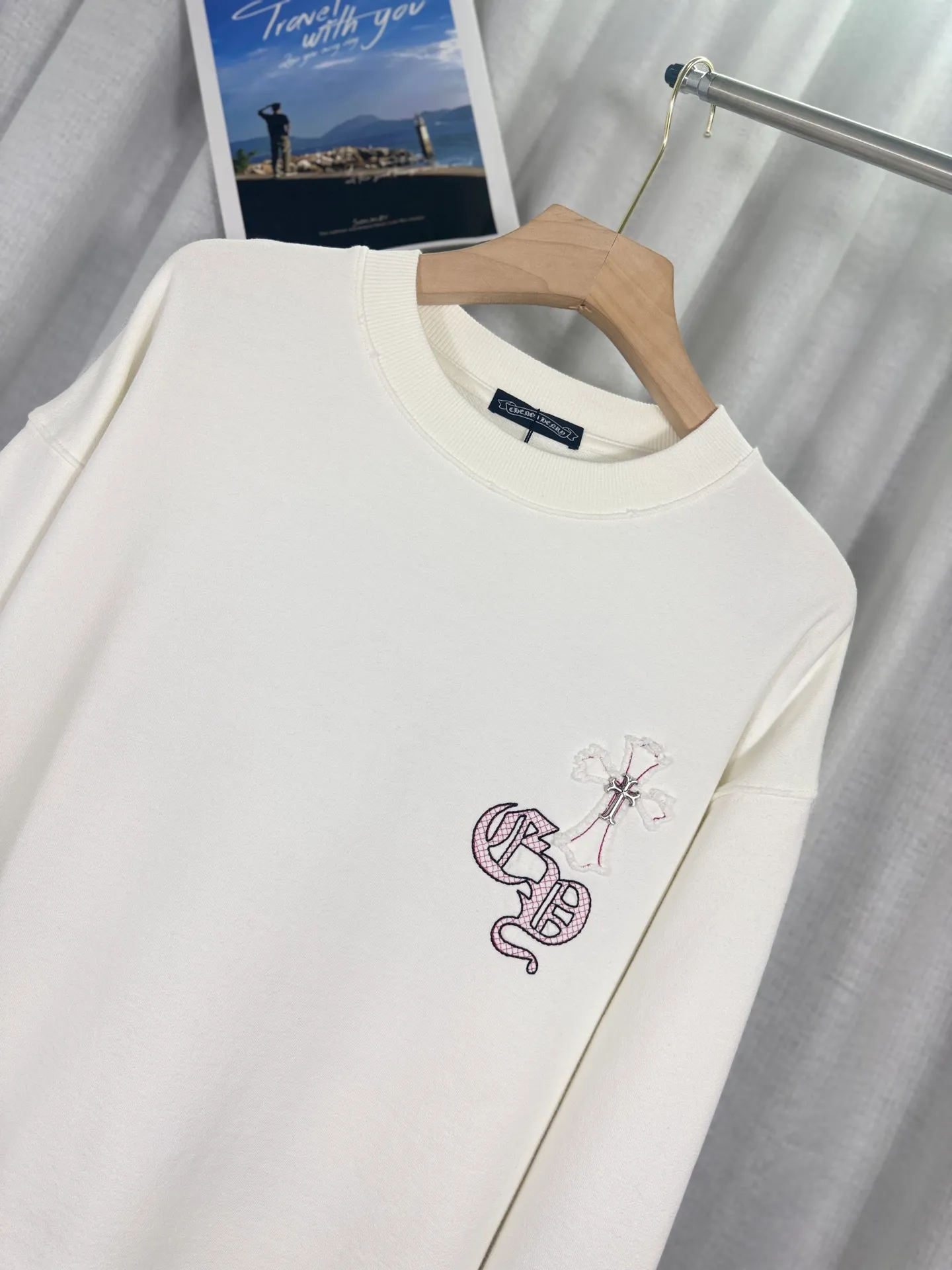 P260 top version, real shot without P, ​​different from market currency) 𝗖𝗵𝗿𝗼𝗺𝗲 𝗛𝗲𝗮𝗿𝘁𝘀/Cro Heart 2025 denim patch embroidery autumn and winter new original single counter American laser burnt 3D three-dimensional color embroidery couple casual sweatshirt 👑The highest version! Customized fabric 430g tripe terry fabric! American acid washed distressed original denim with burnt flowers ✟appliqué embroidery and exquisite embroidery of letters! The best-selling model in the counter, very comfortable to wear. Accessories: original molded and authenticated collar label➕100% silk wash label. Genuine purchase-grade original hangtag➕matching hanging rope➕3D hanging beads➕original packaging bag. Craftsmanship: The original version has consistent wiring! The highest version of the armhole matching technique! Color: White Black Size: S M L XL Style No.: 9330